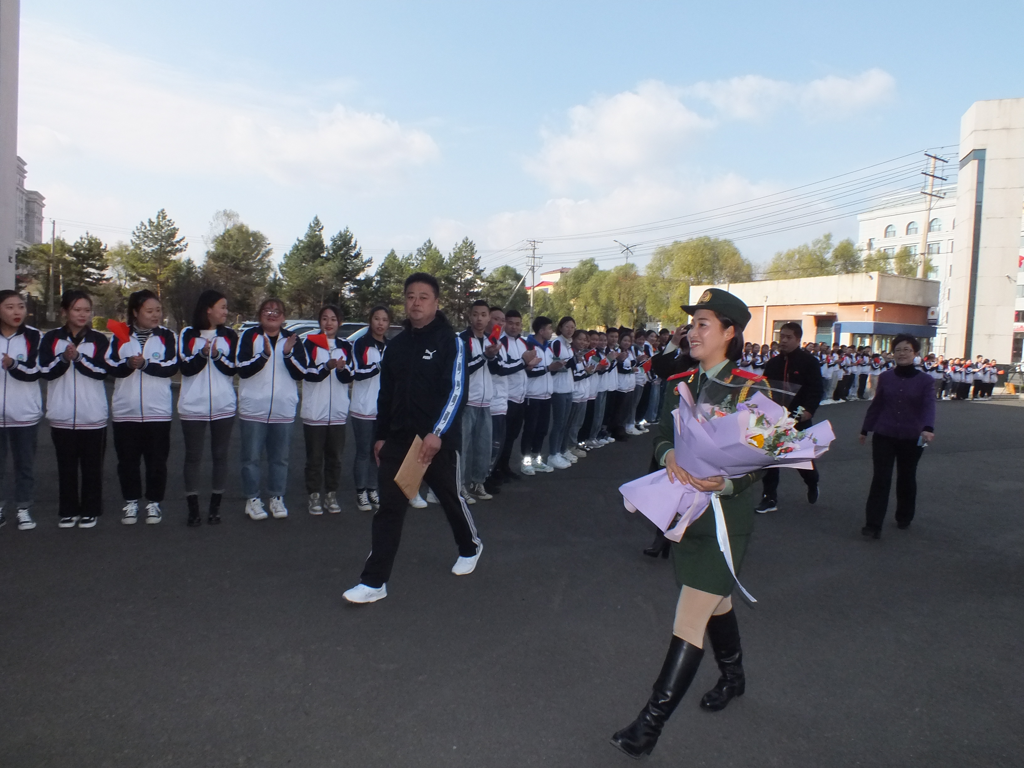 參加新中國70周年閱兵女兵方隊李玲玲同學載譽返校