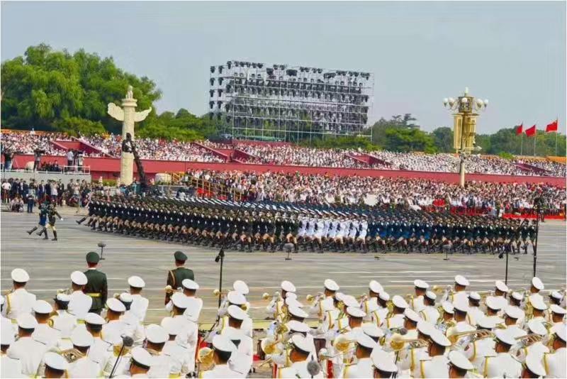 參加新中國70周年閱兵女兵方隊李玲玲同學載譽返校